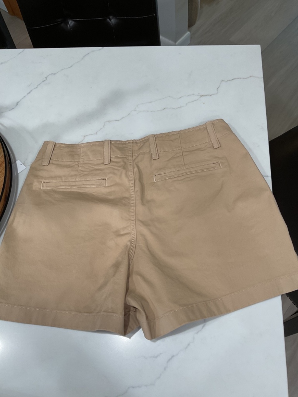 NWT ĞAP women’s 4” downtown khaki shorts size 8 - Picture 2 of 5